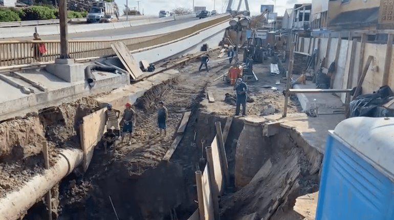 Avanza instalación de tubería en sitio donde se formó socavón en Ruiz Cortines