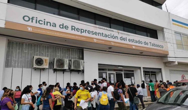 ¡Se forman por horas! Estudiantes de prepa buscan registro para becas ‘Benito Juárez’