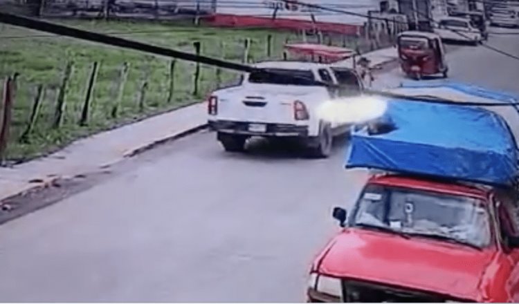 Camioneta de FGE embiste a conductor de ‘pochi’ para cumplimentar aprehensión en Nacajuca