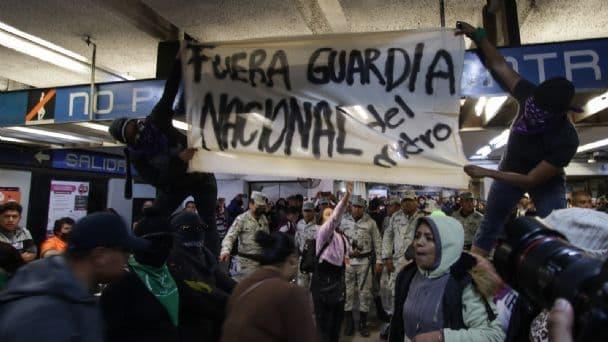 “Militarización no”: Feministas se manifiestan contra GN en Metro de la CDMX