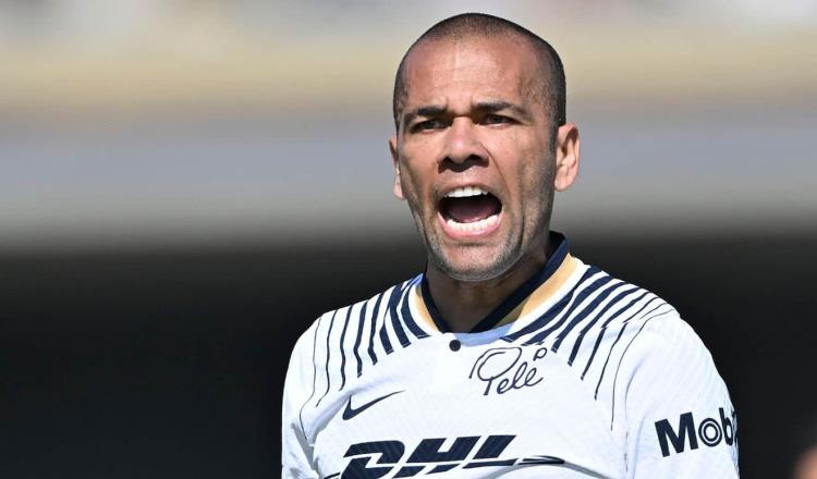 Dani Alves deja concentración de Pumas por fallecimiento de familiar