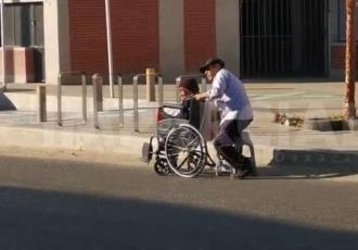 ¡100% conmovedor! En Oaxaca, adulto mayor sin una pierna empuja a su esposa en silla de ruedas