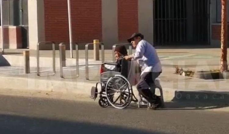 ¡100% conmovedor! En Oaxaca, adulto mayor sin una pierna empuja a su esposa en silla de ruedas