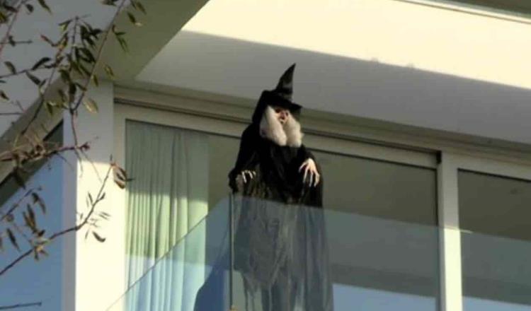 Shakira coloca bruja en su balcón con dirección a casa de sus exsuegros