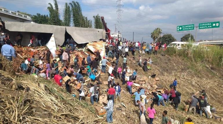 Rapiñan tráiler que volcó cargado de verduras en Veracruz