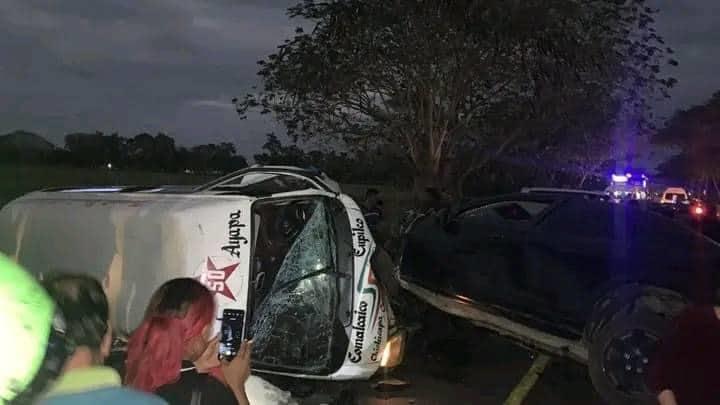 Choque entre combi y auto compacto en Comalcalco deja al menos 12 lesionados
