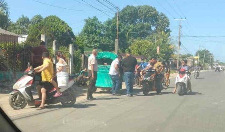 Choca ‘pochi’ contra motociclista en Paraíso; hay 3 lesionados