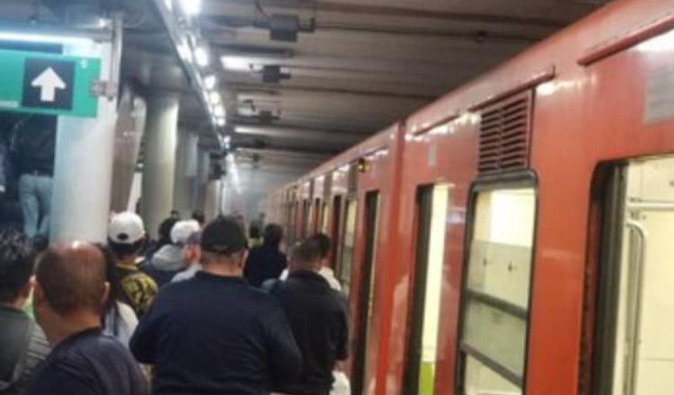 ¡Otro! Reportan humo en Línea 8 del Metro de la CDMX; era objeto metálico en las vías