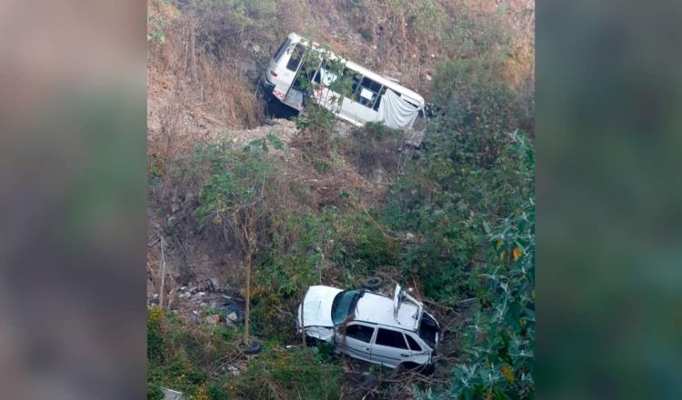 VIDEO | Caída de microbús en barranco de Naucalpan, Edomex deja 3 muertos