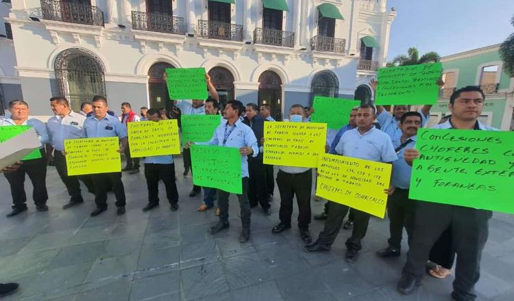 Protestan taxistas de Comalcalco en Palacio de Gobierno; acusan entrega irregular de permisos