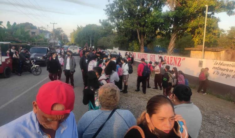 Cierran por 9 horas secundaria en Buenavista para exigir contratación de maestros