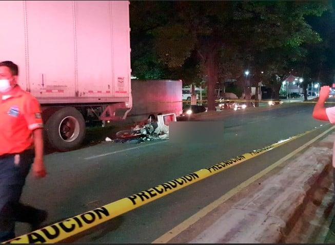 Tránsitos cierran paso a tráiler en Ruiz Cortines, motociclista se estrella y muere