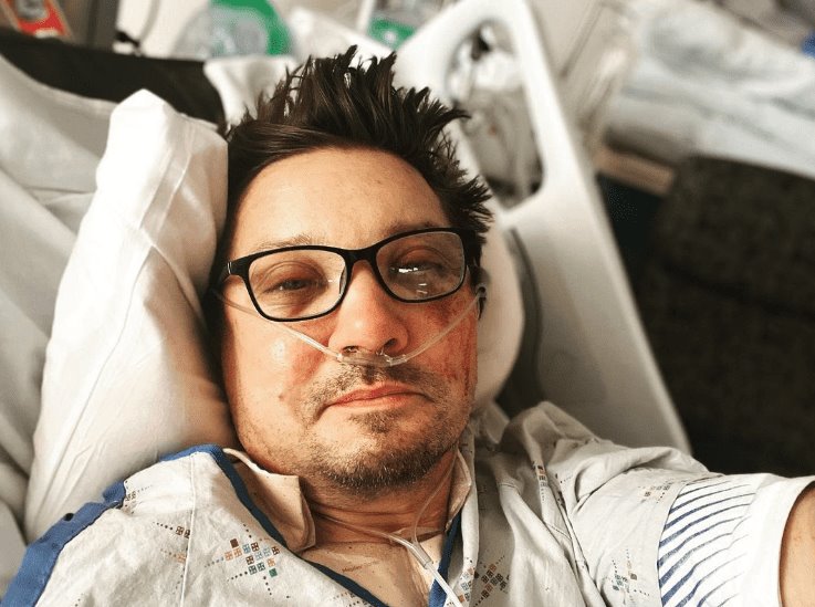 Dan de alta al actor Jeremy Renner del hospital pero seguirá recuperación desde casa