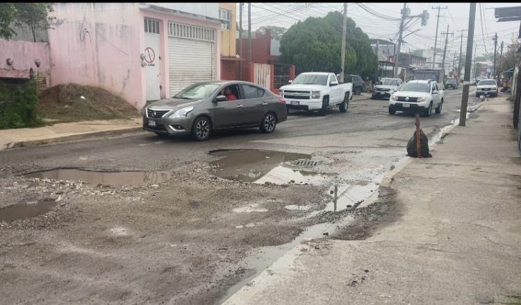 Vehículos zigzaguean en Tamulté para evitar caer en hoyancos