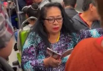 Mujer es captada rezando en el Metro por las personas que han fallecido
