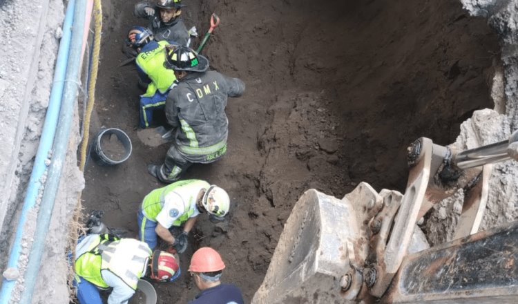 VIDEO | Muere obrero tras derrumbe en obra de drenaje en CDMX
