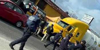 Robo de una pipa desata persecución y balacera en Puebla