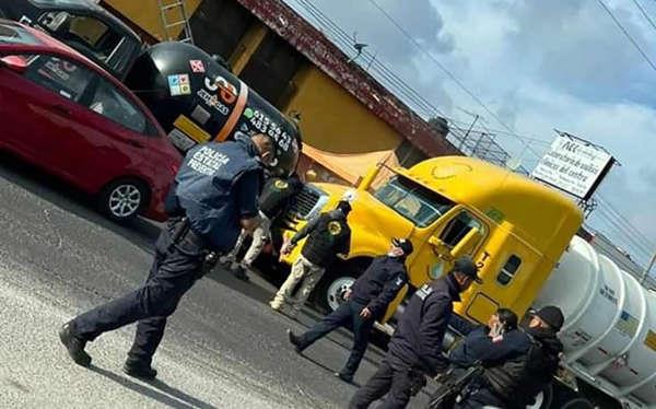 [VIDEO] Robo de pipa desata persecución y balacera en Puebla