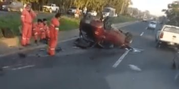 Choque en la Comalcalco-Paraíso deja tres heridos y un auto volcado