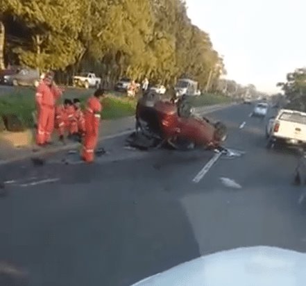 Choque en la Comalcalco-Paraíso deja 3 heridos y un auto volcado