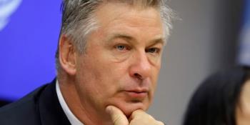 Alec Baldwin es acusado de homicidio involuntario en grabación de Rust