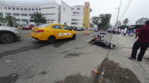 Taxista cafre provoca choque en Méndez; muere motociclista y otro más está herido