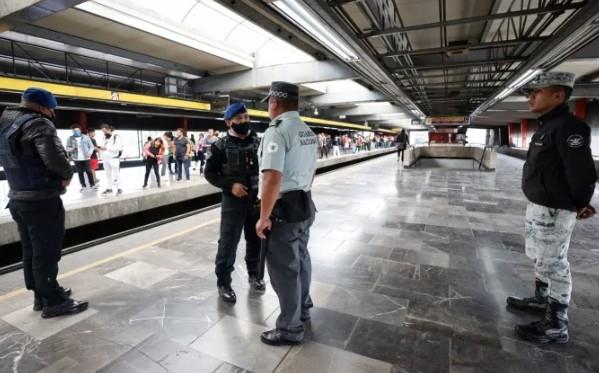 Amnistía reparte volantes sobre implicaciones de incluir a Guardia Nacional en el Metro