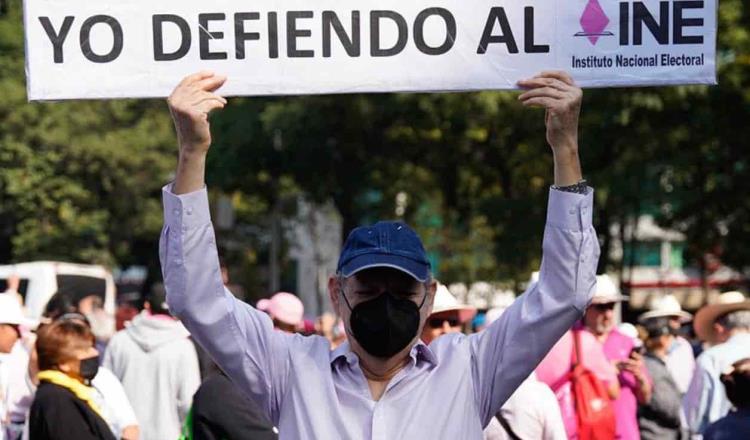 Participantes en marcha a favor del INE defenderán el viejo régimen de corrupción: AMLO