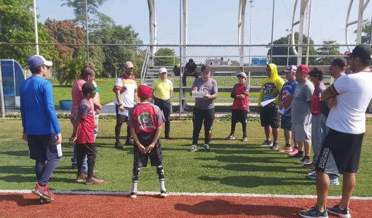 Espera ISSET instruir a más de 100 niños en la Academia de Béisbol