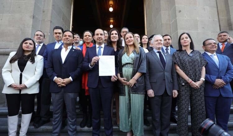 “¡Viva el Peje!, ¡rateros! y ¡amigos de García Luna!”, les gritan a panistas afuera de la SCJN