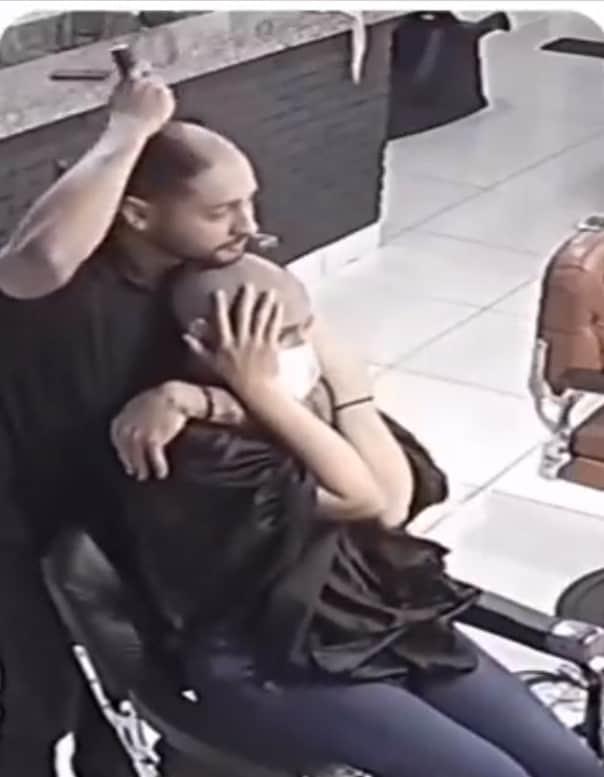 Mujer con cáncer se corta el cabello y su peluquero se solidariza con ella