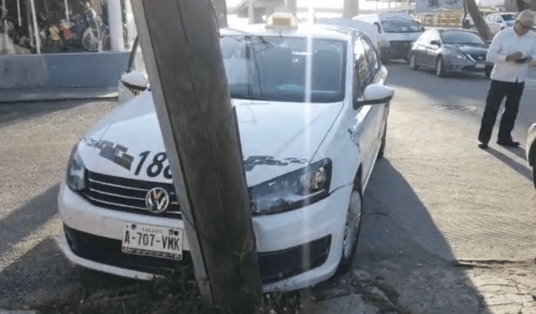 Impactan a taxi por alcance y choca contra poste de Telmex