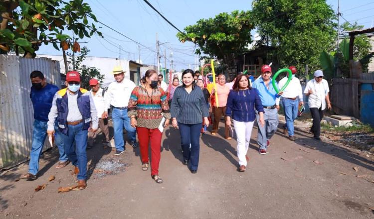 Entrega Yolanda Osuna engravado de calles en la colonia Roberto Madrazo