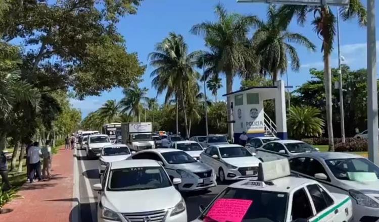 Taxistas bloquean accesos a zona hotelera de Cancún
