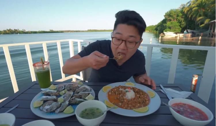 Coreano Vlogs arrasa con ostiones y chile amashito en Paraíso