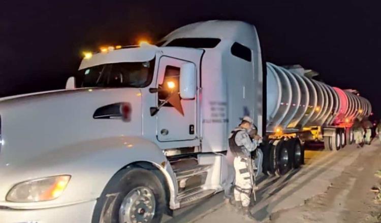 Asegura FGR en Nuevo León un tractocamión cargado de 50 mil litros de hidrocarburo