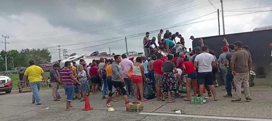 Saquean tráiler cargado de tomate volcado en la carretera a Cárdenas