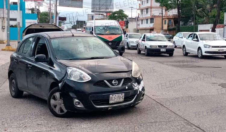 Conductor huye a pie tras “chocar” con vehículo en avenida Universidad