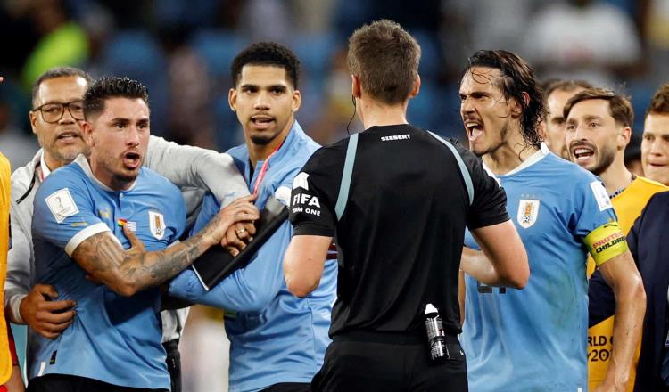 4 jugadores de Uruguay son sancionados por FIFA por reclamos al árbitro en Qatar