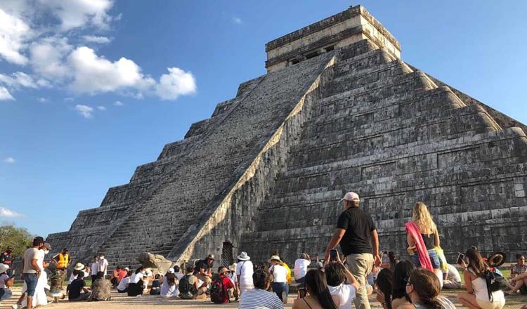 Turista viola seguridad y sube a la pirámide de Chichén Itzá