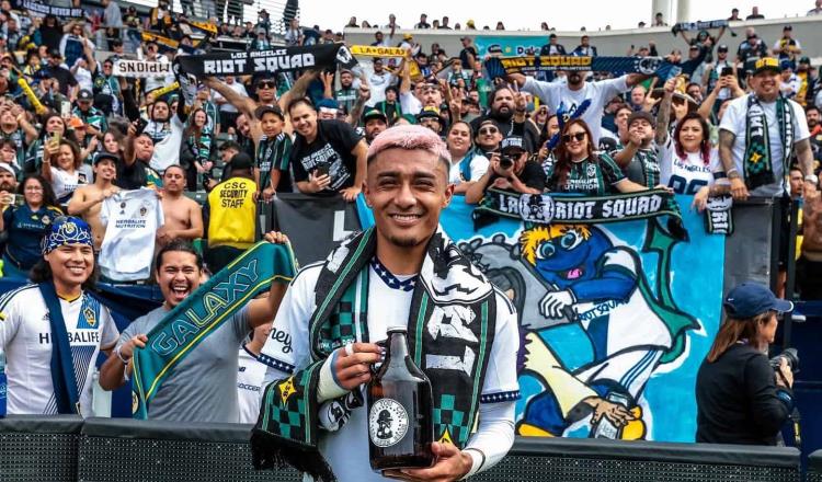 Barcelona busca llevar a sus filas al mexicano Julián Araujo