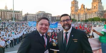 Pilotos aviadores marchan al Zócalo para manifestarse en contra del cabotaje