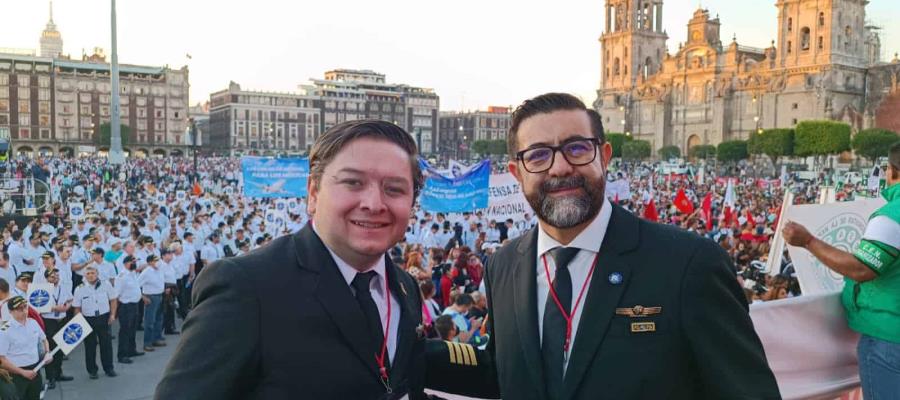 Pilotos aviadores marchan al Zócalo para manifestarse en contra del cabotaje