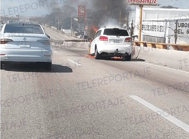 ¡Arde camioneta en la Villahermosa-Cárdenas! Cierran puente de Loma de Caballo por siniestro