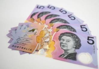 Banca de Australia anuncia eliminación de la monarquía británica en billetes de 5 dólares