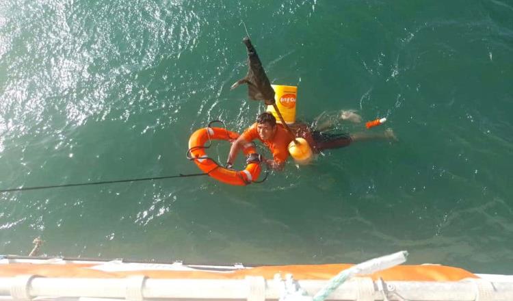 Rescatan a pescadores tras naufragio, reporta capitanía de Dos Bocas