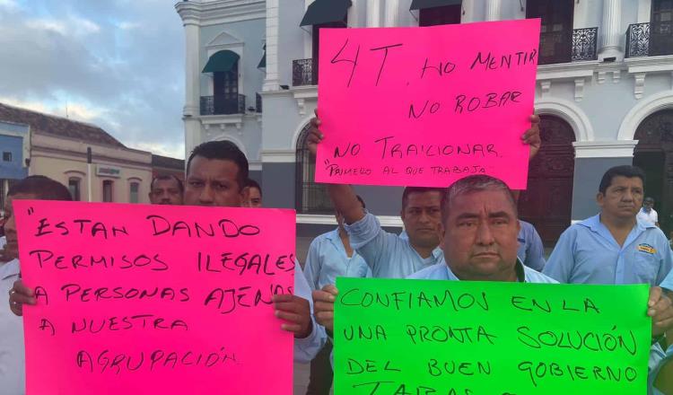 Vuelven taxistas de Comalcalco a protestar en Plaza de Armas; demandan concesiones