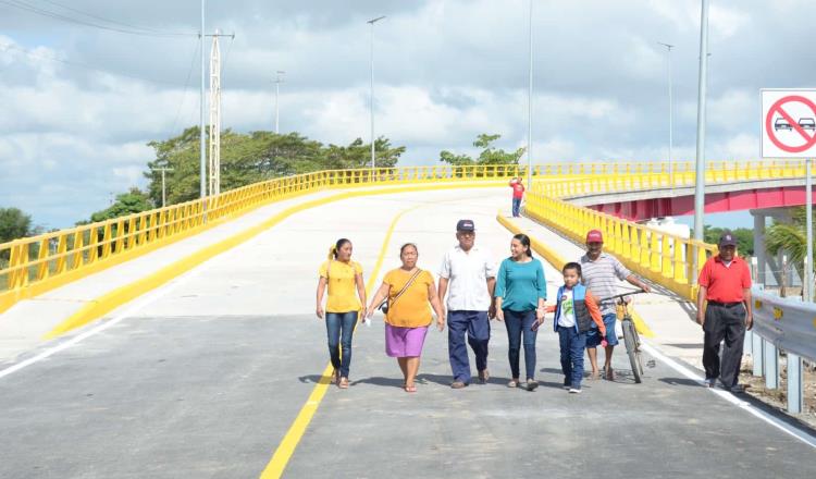 Llama AMLO a habitantes de Quintín Arauz a cuidar el puente que recién se inauguró