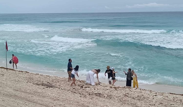 Turistas colombianos se salvan de ahogarse en playa de Cancún, tras no respetar indicaciones