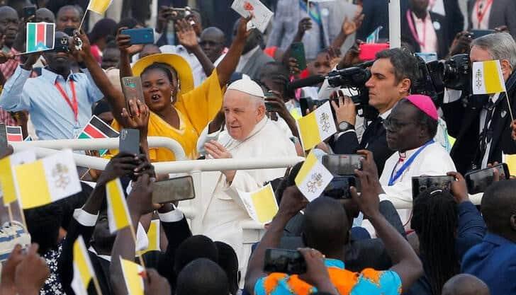 Regresa Papa Francisco a Roma tras concluir su viaje apostólico por África